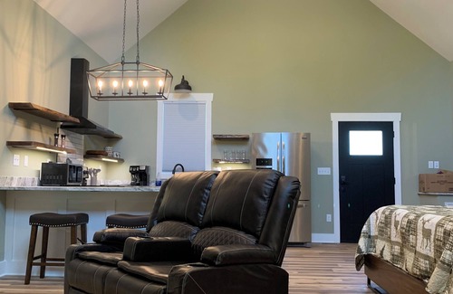 Hendersonville Apartamento | Charming studio in beautiful Hendersonville with AC, WiFi, hot tub & gated