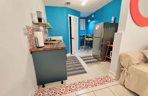 Southwest Apartamento | Charming Studio in Great Location, under 10 minutes to beach, downtown, airport
