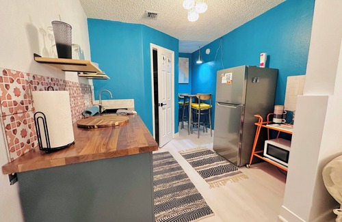 Southwest Apartamento | Charming Studio in Great Location, under 10 minutes to beach, downtown, airport