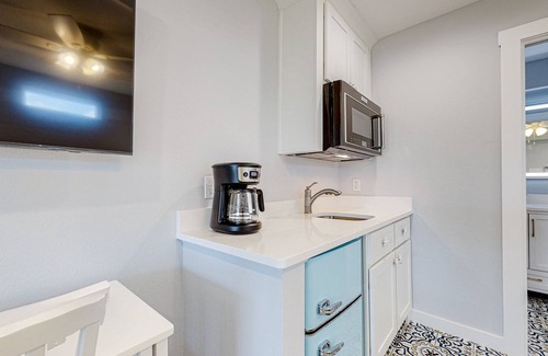 Rockport Apartamento | Charming studio with kitchenette, outdoor shower & high-speed WiFi - near beach