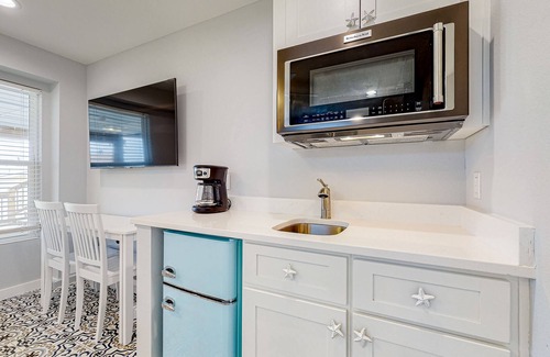Rockport Apartamento | Charming studio with kitchenette, outdoor shower & high-speed WiFi - near beach