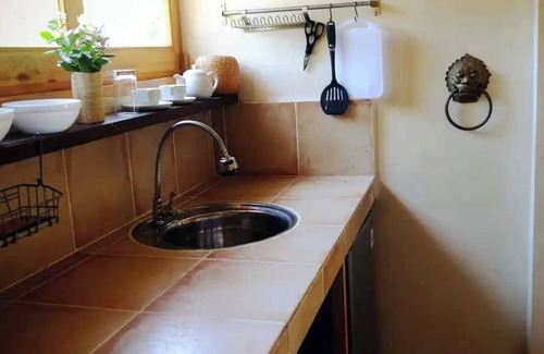 Caticlan Apartamento | Charming Studio with Kitchen and Air Con – 4 Min Walk to Beach