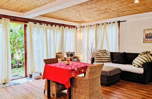Caticlan Apartamento | Charming Studio with Kitchen and Air Con – 4 Min Walk to Beach