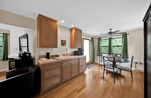 O'Brien Cama Y Desayuno | Charming studio with private balcony and jet tub!