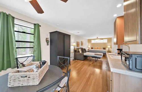 O'Brien Cama Y Desayuno | Charming studio with private balcony and jet tub!