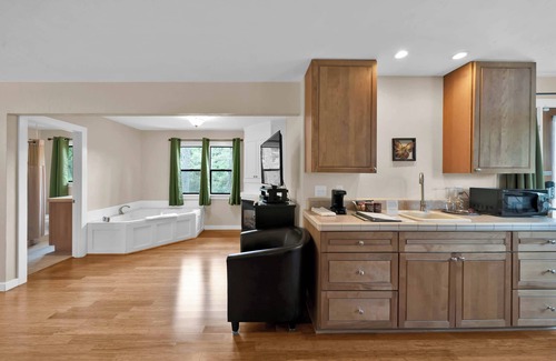 O'Brien Cama Y Desayuno | Charming studio with private balcony and jet tub!