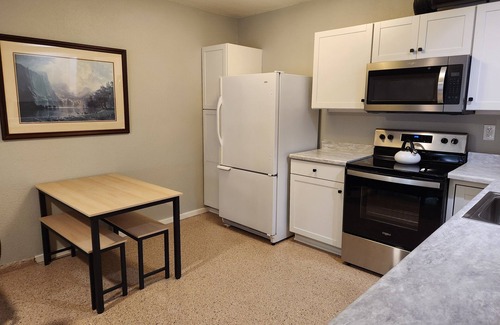 June Lake Apartamento | Charming studio with high-speed WiFi and AC in enchanting June Lake