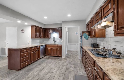 Allen Casa | Charming Stylish 4-bedroom house with in serene Allen