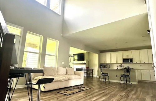 Maxwell Cama Y Desayuno | Charming Suite in a Spacious Shared Home in Fishers – Utilities included