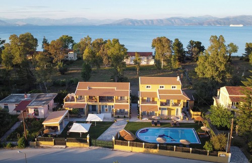 Kavos Apartamento | Charming Suite with Terrace, Steps from the Sea