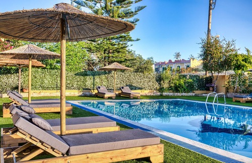 Kavos Apartamento | Charming Suite with Terrace, Steps from the Sea