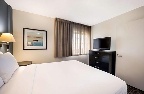 Libertyville Casa | Enjoy a Peaceful Hotel Stay! Pet-friendly Property, Private Parking!