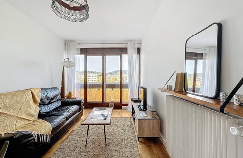 Chamalieres Apartamento | Charming T2 with Balcony and Garage