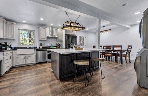 Al Tahoe Casa | Charming Tahoe Retreat - Hot Tub & Walk to Lake!