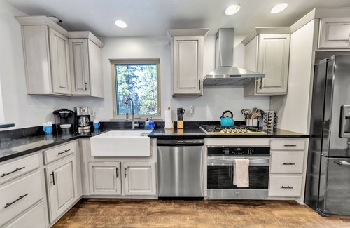 Al Tahoe Casa | Charming Tahoe Retreat - Hot Tub & Walk to Lake!