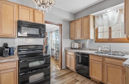 Southwest Minneapolis Casa | Charming Tangletown Georgian Colonial House, 8 mins to Downtown