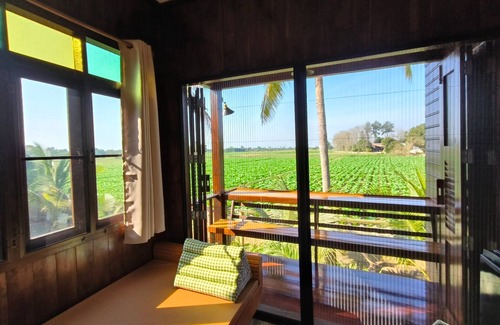 Sukhothai Casa | Charming Thai-style villa in lush greenery 10 mins from bus station near city.