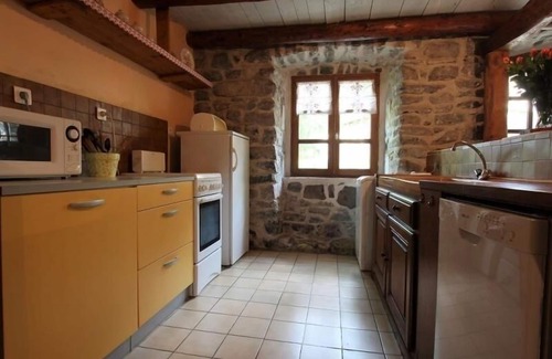 Saint-Front Cabaña | Encantadora casa rural con techo de paja, chimenea y amplia terraza en Saint-Front