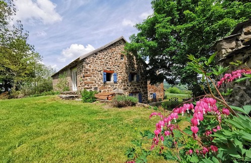 Saint-Front Cabaña | Encantadora casa rural con techo de paja, chimenea y amplia terraza en Saint-Front