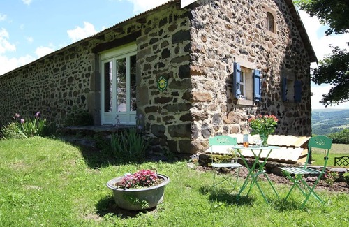 Saint-Front Cabaña | Encantadora casa rural con techo de paja, chimenea y amplia terraza en Saint-Front
