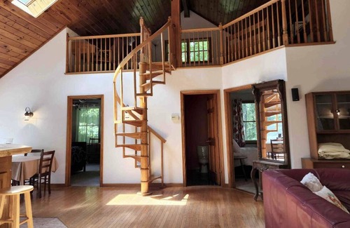 Canadensis Casa | Charming, three bedroom home w/ fireplace!