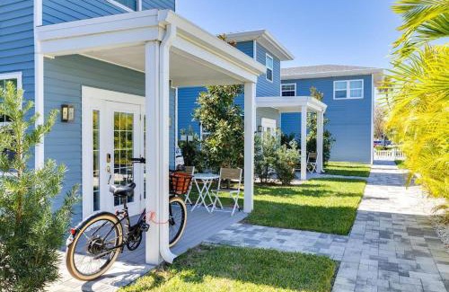Downtown Dunedin Casa | Charming Tiny Home w/Pool in Downtown Dunedin
