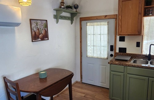 Duncan Cabina | Charming tiny home with AC in Duncan - perfect for a cozy getaway