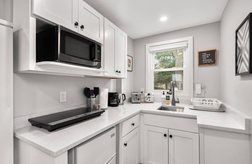 White Oak Cabaña | Charming Tiny House 1 Bedroom Suite in lovely Silver Spring with WiFi, AC