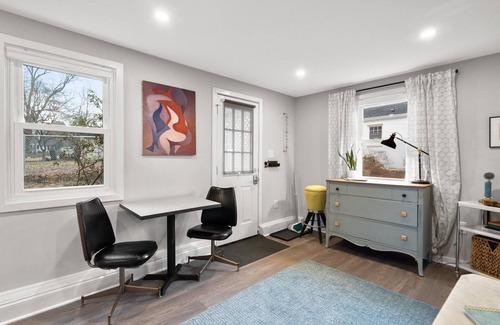 White Oak Cabaña | Charming Tiny House 1 Bedroom Suite in lovely Silver Spring with WiFi, AC
