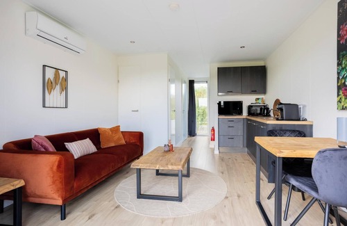 Gasselte Casa | Charming tiny house with a deck by the water. Relax, enjoy nature near ’t Nije Hemelriek and unwind – from sipping cappuccino in the sun to stargazing by the firepit.