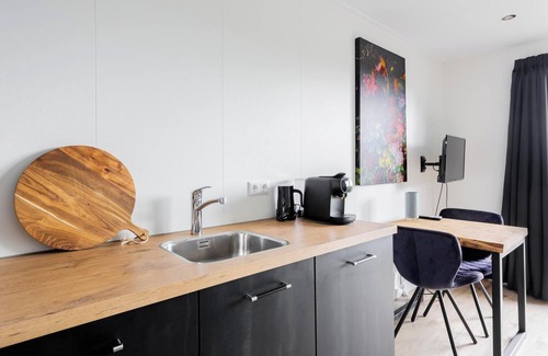 Gasselte Casa | Charming tiny house with a deck by the water. Relax, enjoy nature near ’t Nije Hemelriek and unwind – from sipping cappuccino in the sun to stargazing by the firepit.