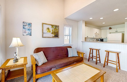 Bermuda Bay Casa | Charming townhouse - Community pool, gym & balcony - near golf, parks, & beaches