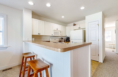 Bermuda Bay Casa | Charming townhouse - Community pool, gym & balcony - near golf, parks, & beaches