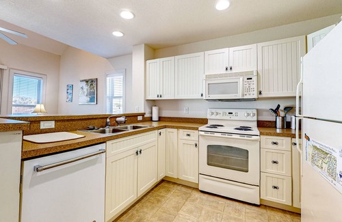 Bermuda Bay Casa | Charming townhouse - Community pool, gym & balcony - near golf, parks, & beaches