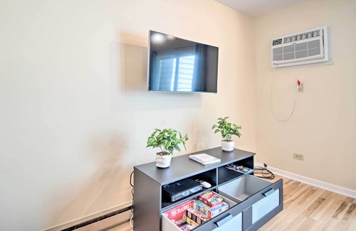 Gurnee Casa | Charming Townhome < 6 Mi Lake Michigan Beach!