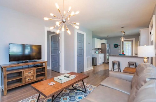 Woodbine Casa | Charming townhome less than 4 miles to Downtown! Unit A