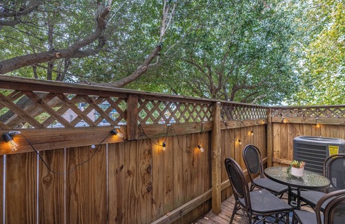 Columbia Casa | Charming Townhome,PRIME LOCATION,Historic,Mins to USC,TVs,Parking,Fireplace,W/D