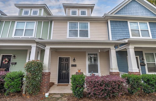 Columbia Casa | Charming Townhome,PRIME LOCATION,Historic,Mins to USC,TVs,Parking,Fireplace,W/D