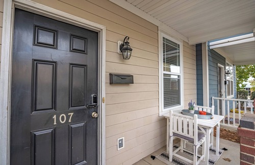 Columbia Casa | Charming Townhome,PRIME LOCATION,Historic,Mins to USC,TVs,Parking,Fireplace,W/D