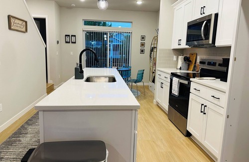 Witch Hazel Casa | Charming townhome with AC in Hillsboro