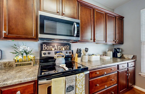 Winston - Salem Casa | Charming townhouse with pool, patio, central AC, & washer/dryer