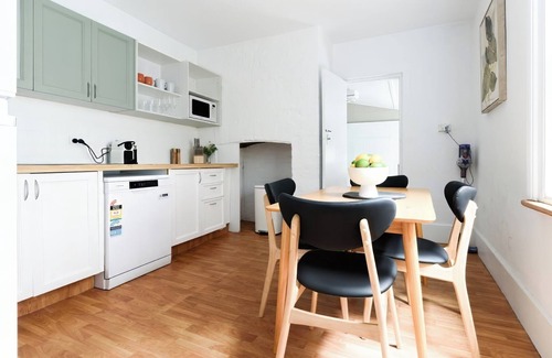 Launceston CBD Apartamento | Charming Townhouse Steps Away from Shops