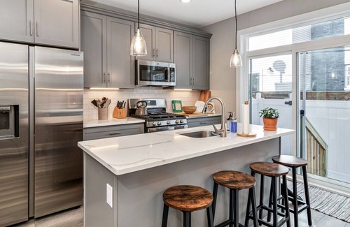 South Philadelphia Casa | Charming Townhouse w/ Roofdeck -4B/3B - Sleeps 11!