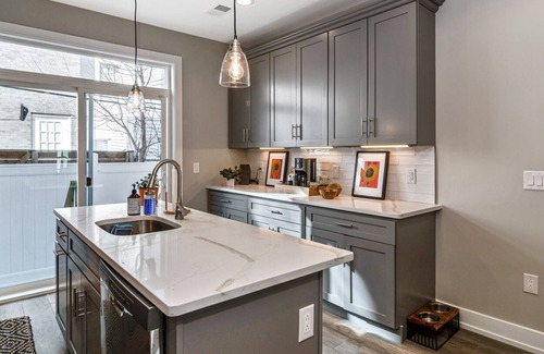 South Philadelphia Casa | Charming Townhouse w/ Roofdeck -4B/3B - Sleeps 11!