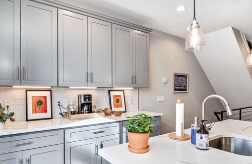 South Philadelphia Casa | Charming Townhouse w/ Roofdeck -4B/3B - Sleeps 11!