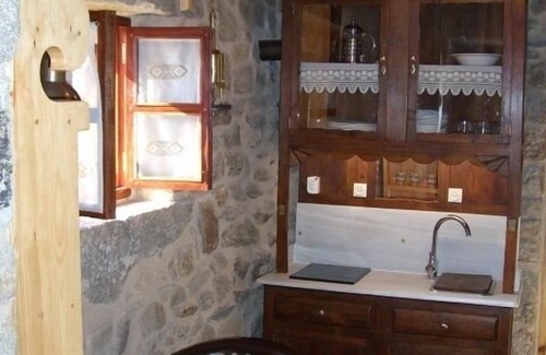 Poio Cabaña | Encantadora casa tradicional de piedra ubicado en el bosque minutos de la costa