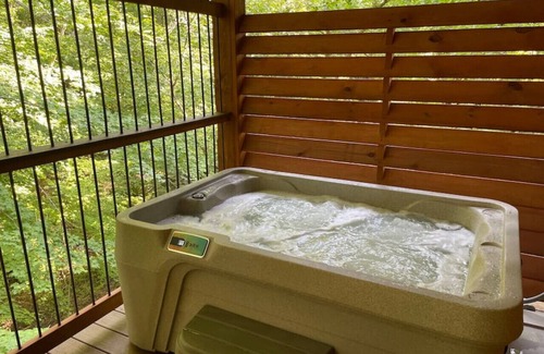 Millersburg Cabina | Charming Treehouse Getaway with Treetop Views