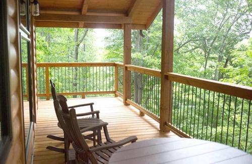 Millersburg Cabina | Charming Treehouse Getaway with Treetop Views
