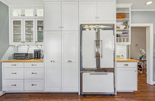 Hollywood - Santa Monica Casa | Charming Tudor in East Dallas Neighborhood