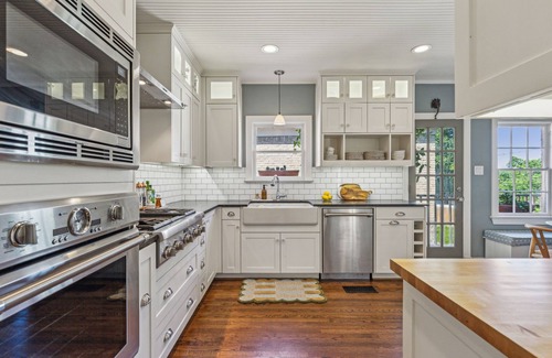 Hollywood - Santa Monica Casa | Charming Tudor in East Dallas Neighborhood